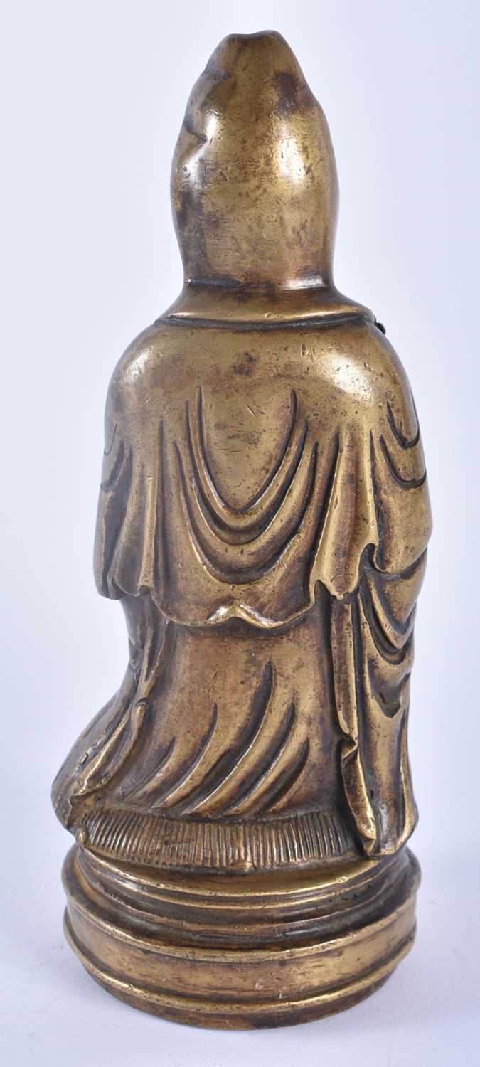 AN 18TH/19TH CENTURY CHINESE BRONZE FIGURE OF A SEATED IMMORTAL Qianlong/Jiaqing, modelled holding a - Image 9 of 11