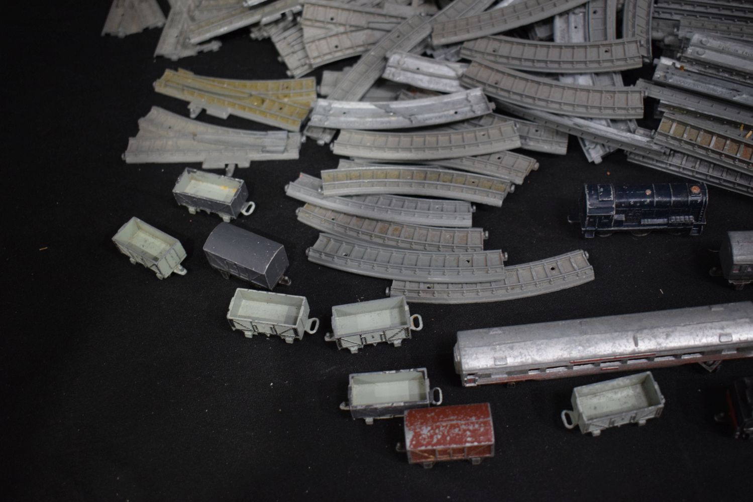 A collection of Lone star Model railway engines, carriages, track etc (Qty) - Image 15 of 22