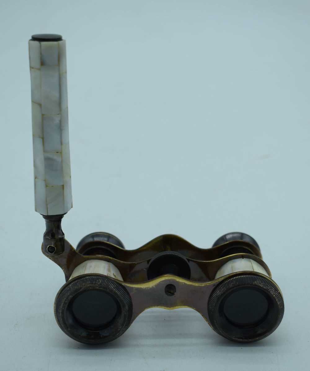 A PAIR OF MOTHER OF PEARL OPERA GLASSES. 19 cm x 4 cm extended. - Image 2 of 3