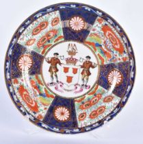 A FINE EARLY 19TH CENTURY CHAMBERLAINS WORCESTER ARMORIAL PLATE painted with a wonderful crest of