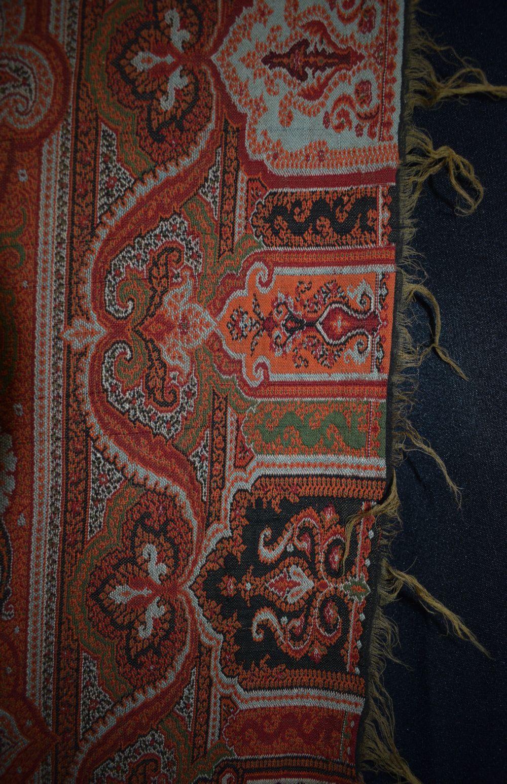 An antique Indian embroidered textile 140 x 140 cm - Image 8 of 10