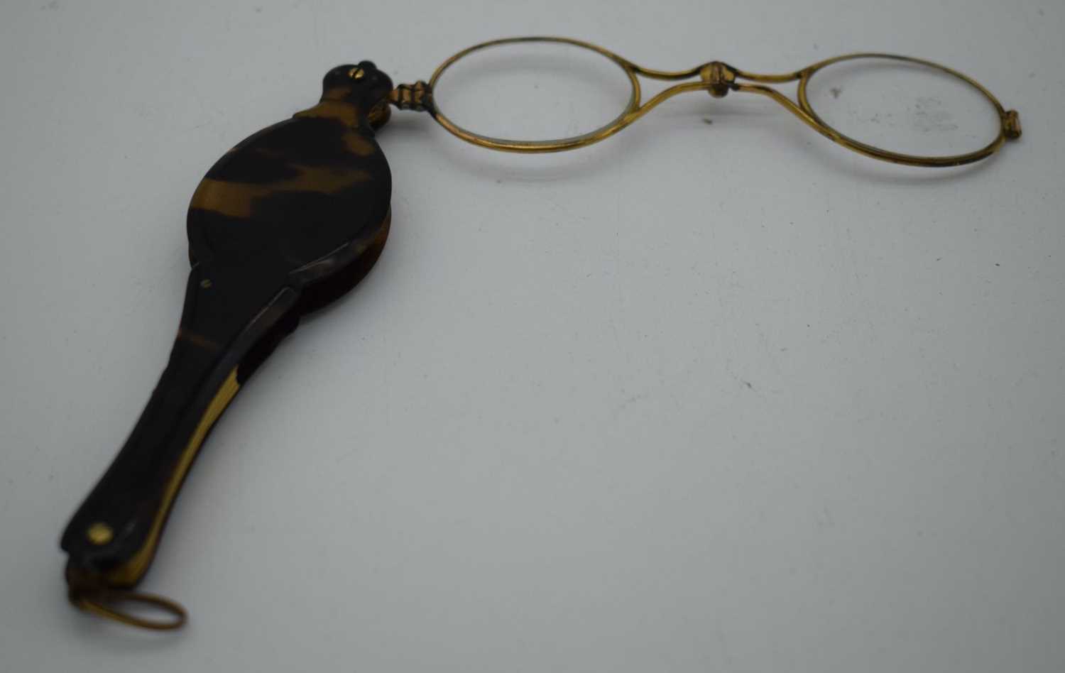 A PAIR OF ANTIQUE TORTOISESHELL AND YELLOW METAL LORGNETTES. 28 grams. 12 cm x 11cm extended. - Image 2 of 4