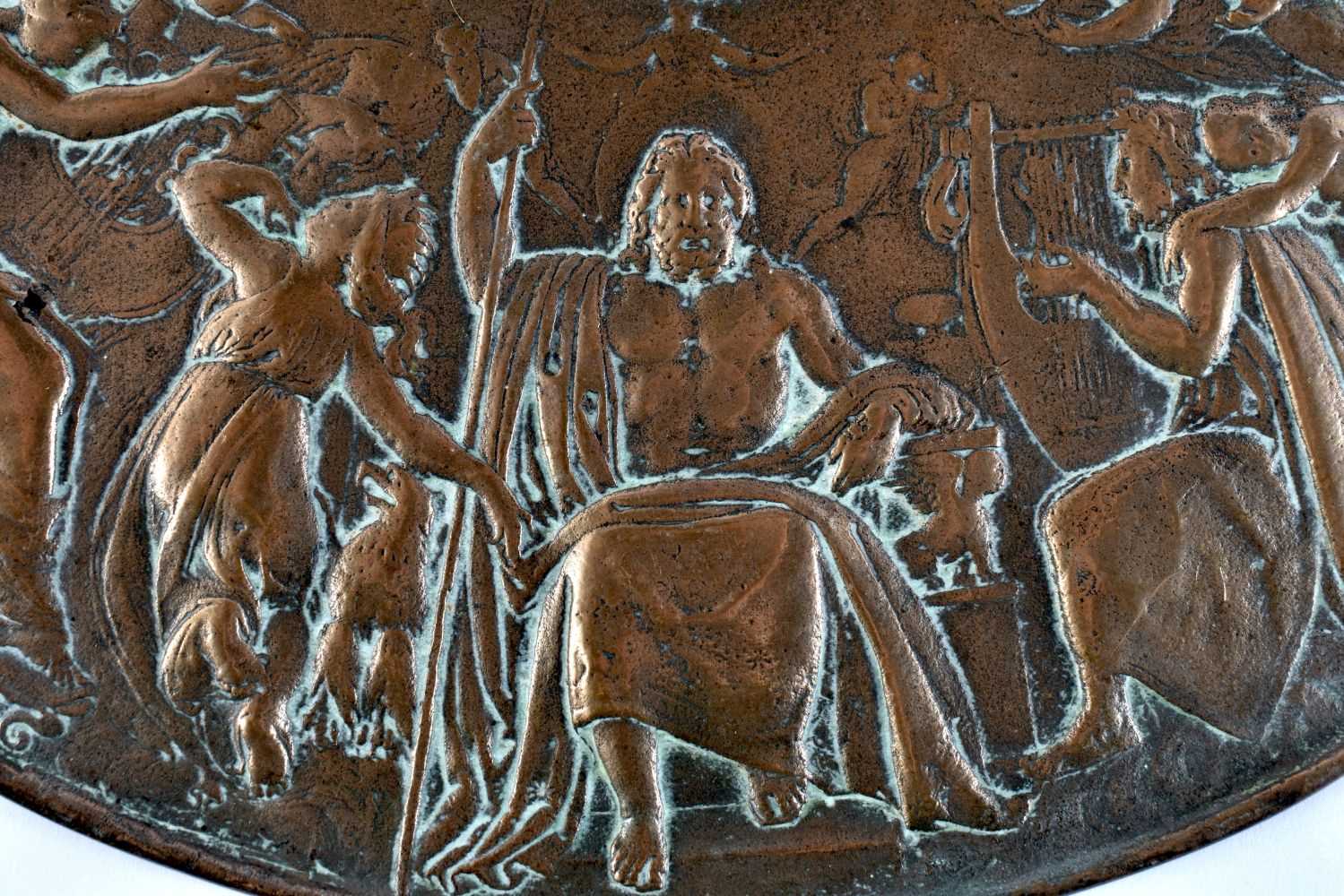 A LARGE 19TH CENTURY EUROPEAN BRONZE CLASSICAL SHIELD CHARGER decorated with Romanesque scenes, of - Image 3 of 6