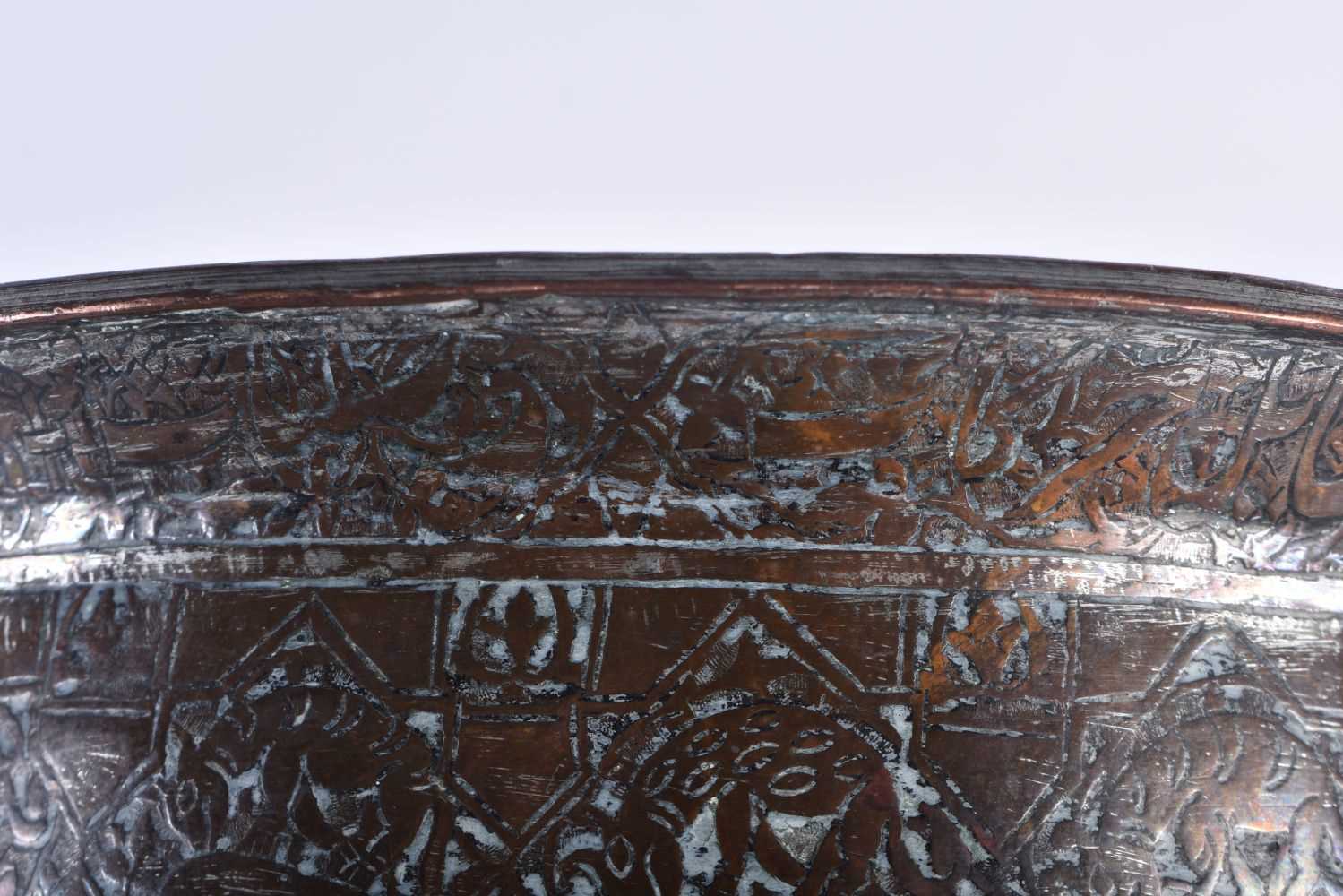 A 16TH/17TH CENTURY PERSIAN ISLAMIC MIDDLE EASTERN BRONZE COPPER ALLOY BOWL AND COVER decorated - Image 6 of 10