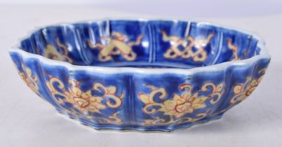 A Chinese porcelain petal shaped Dragon dish 3 x 12 cm