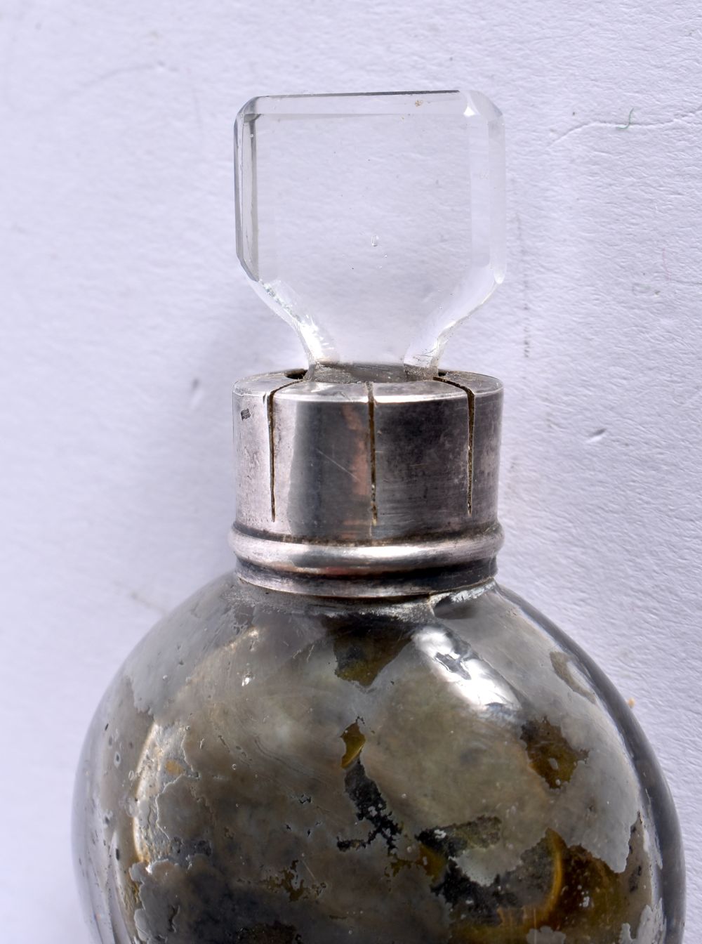 An Edwardian Silver Top Scent Bottle for Roberts & Co of Paris and London in a Leather Case. - Image 7 of 8