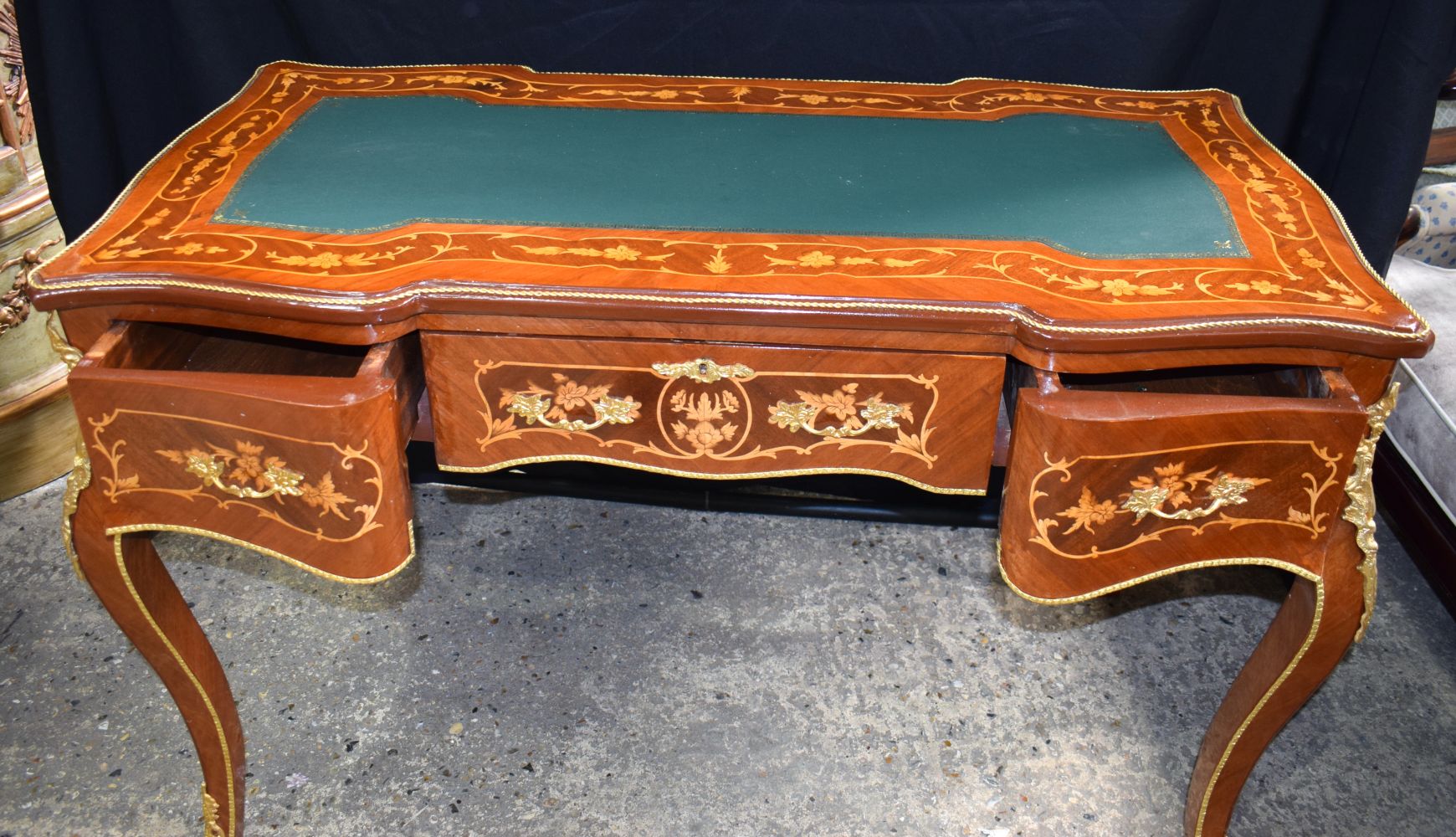 A baroque style inlaid leather topped three drawer writing desk 79 x 122 x 62 cm - Image 10 of 12