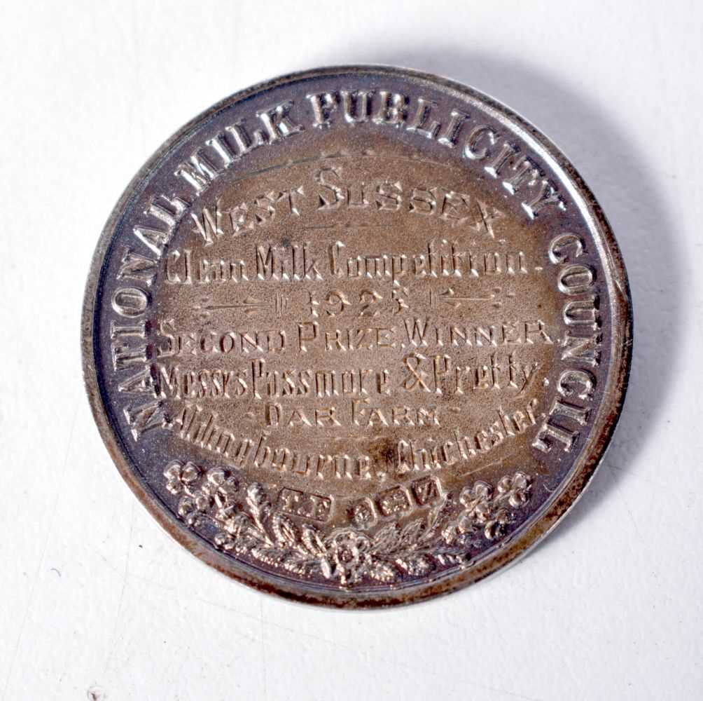 A Silver Agricultural Medal by Thomas Fattorini. Hallmarked Birmingham 1924. 3.2 cm diameter, weight - Image 3 of 4