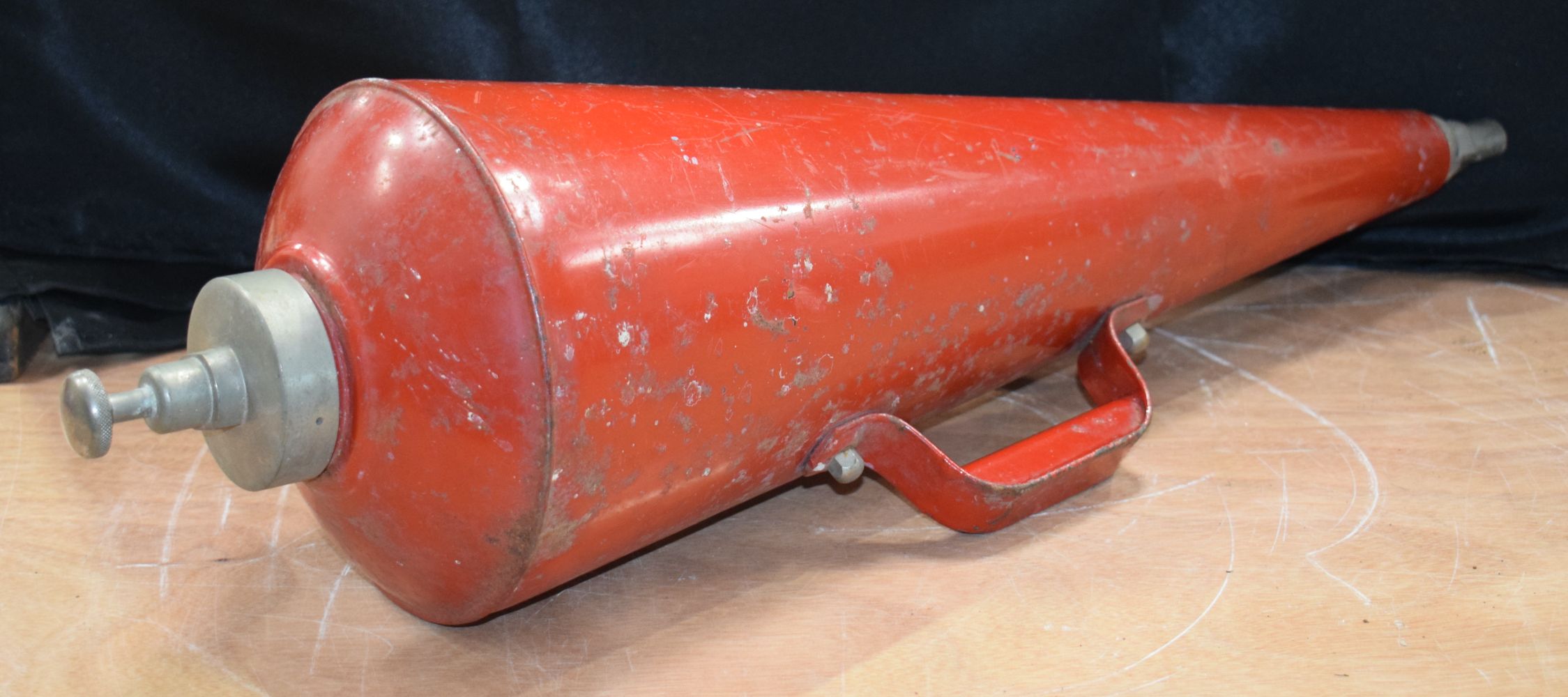 A Vintage Oil pump together with a vintage cone shaped fire extinguisher 66 cm. (2) - Image 11 of 12