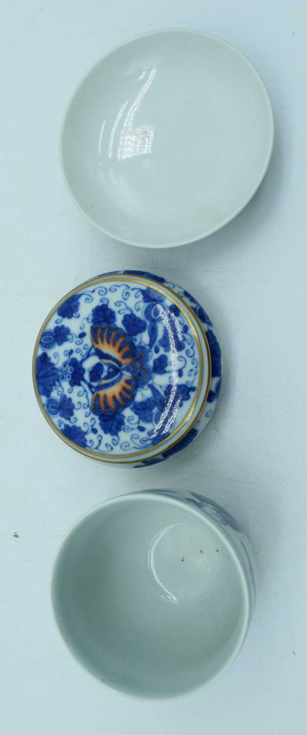 A small Chinese porcelain blue and white Tea bowl together with a cosmetic pot and a small dish - Image 4 of 8