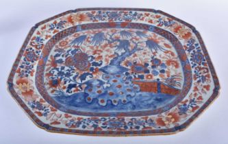 A LARGE 18TH CENTURY CHINESE EXPORT IMARI BLUE AND WHITE PORCELAIN DISH Qianlong, painted with