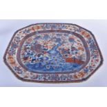 A LARGE 18TH CENTURY CHINESE EXPORT IMARI BLUE AND WHITE PORCELAIN DISH Qianlong, painted with