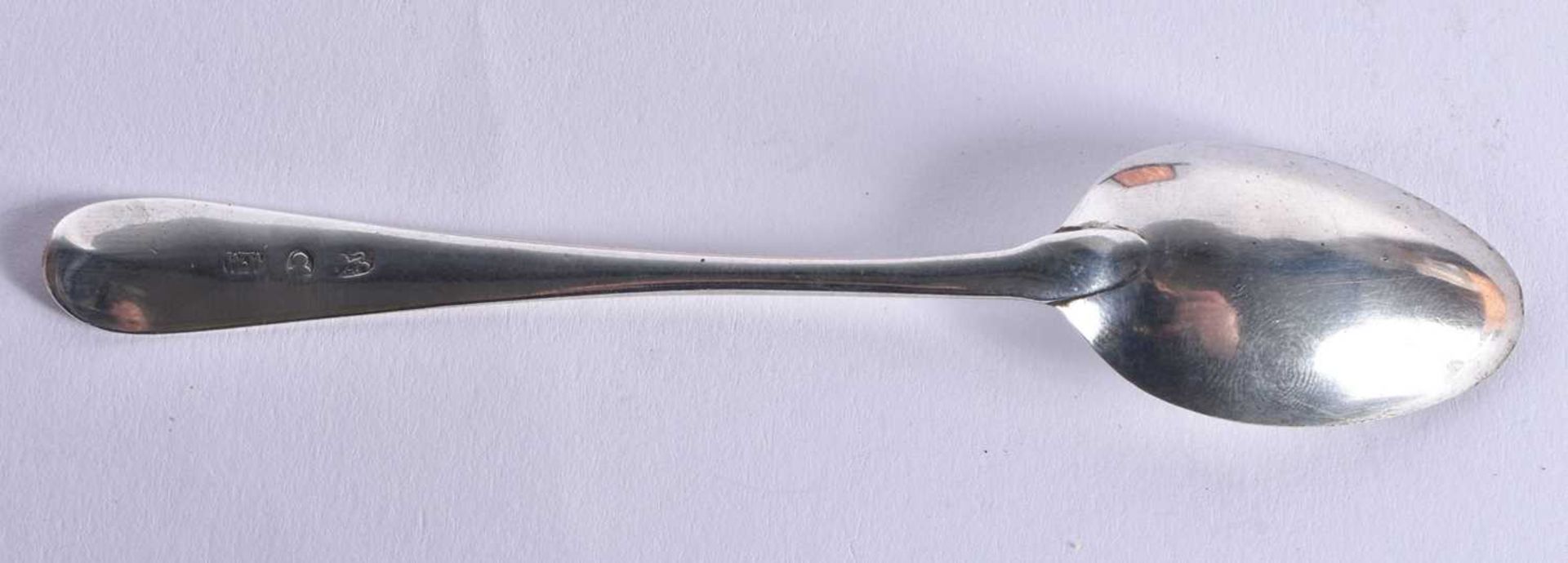 A SET OF SIX GEORGE III SILVER SPOONS. London 1805. 93 grams. 13.75 cm long. (6) - Image 3 of 5