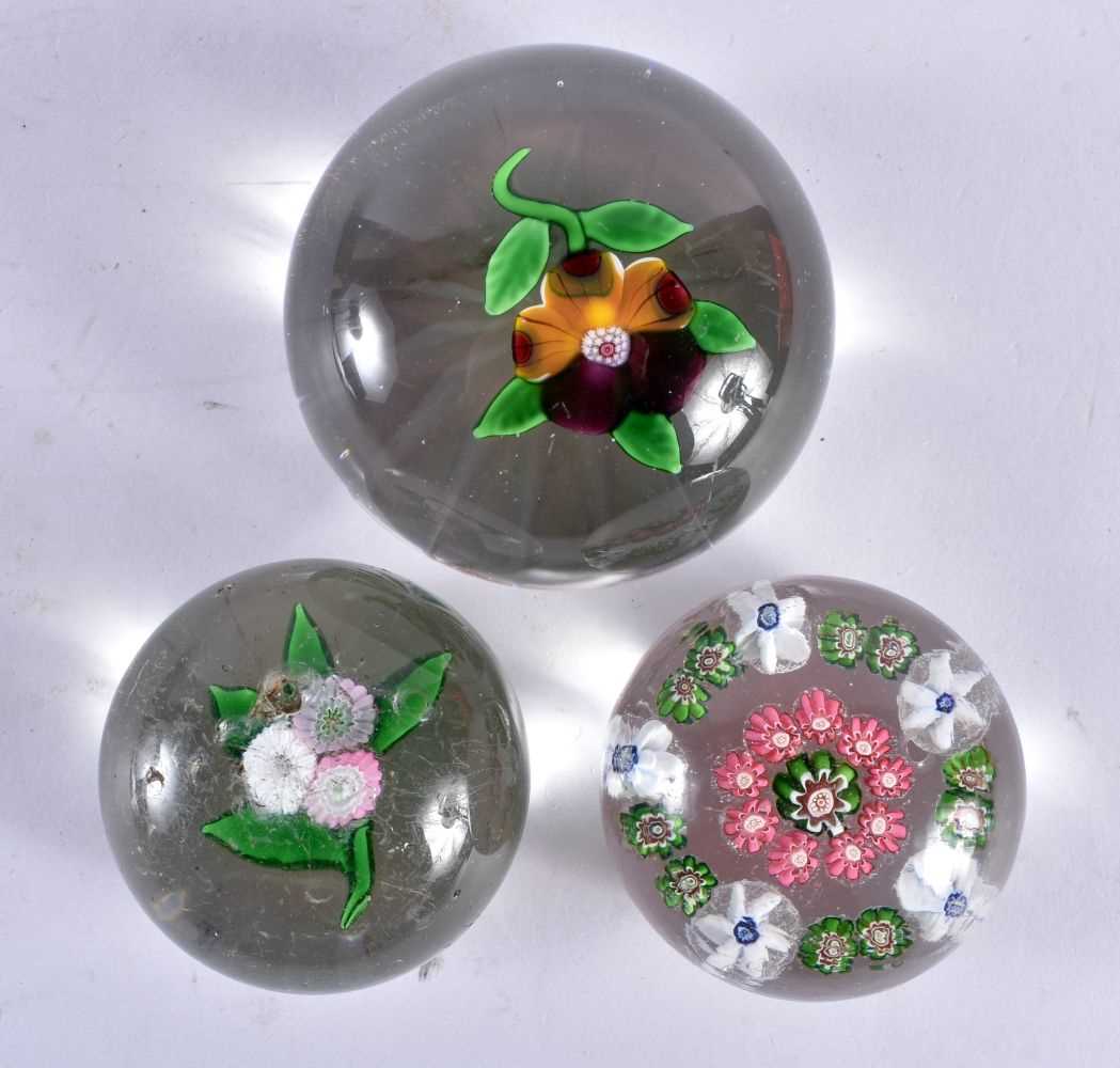 A COLLECTION OF ANTIQUE GLASS PAPERWEIGHTS 4.5 X 6 cm (3). - Image 2 of 3