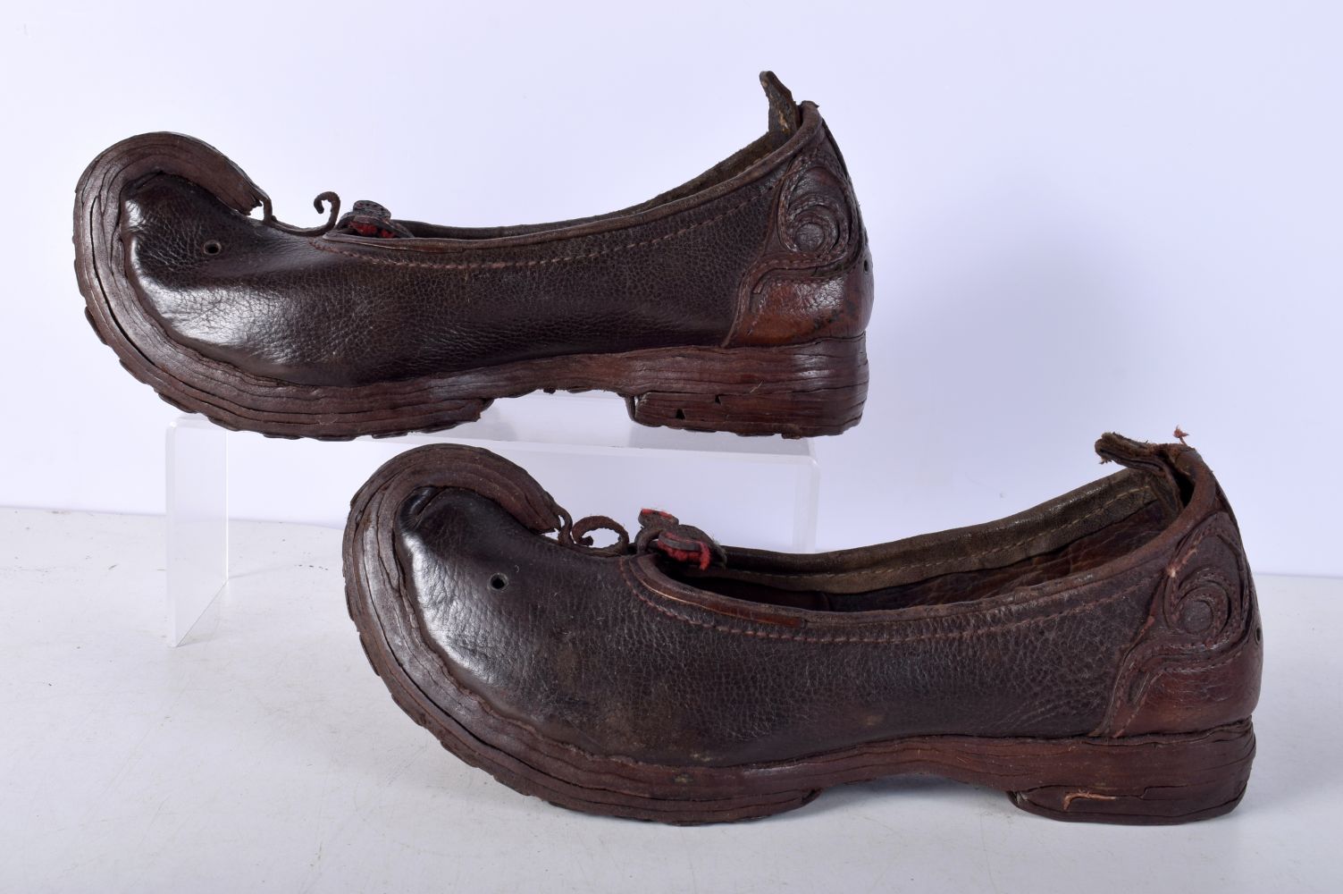 A pair of antique Central Asian leather shoes and a pair leather sandals - Image 8 of 10