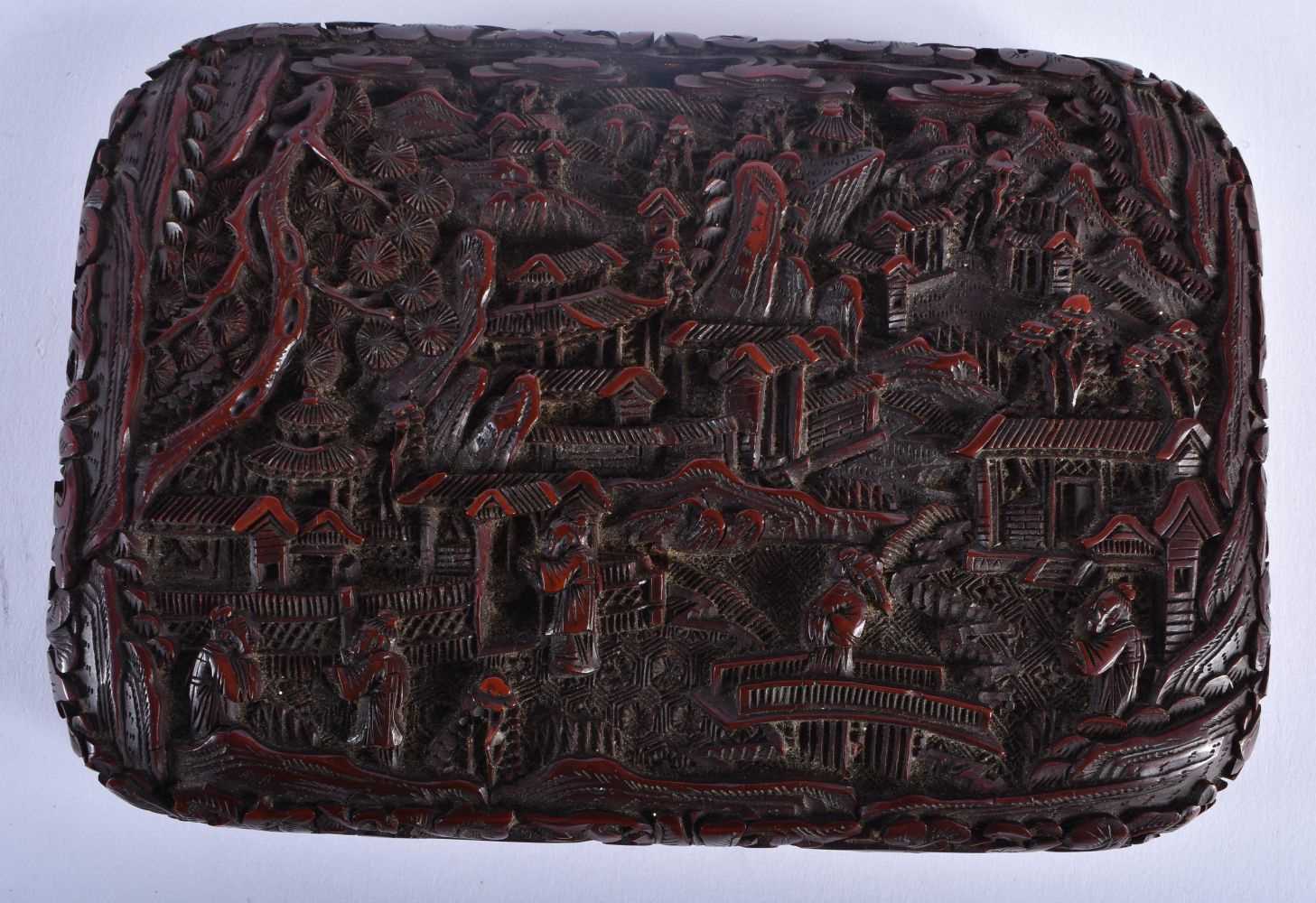 A CHINESE QING DYNASTY CARVED CINNABAR LACQUER BOX AND COVER decorated with figures in a - Image 3 of 5
