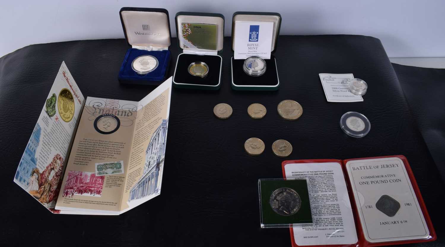 A collection of commemorative coins , £2, £1 and 50 p (13) - Image 3 of 8