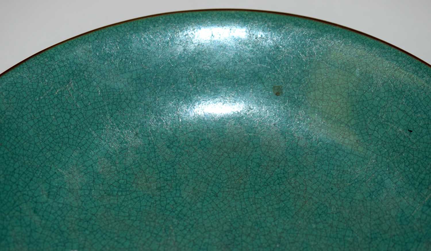 AN UNUSUAL CHINESE QING DYNASTY CRACKLE GLAZED MONOCHROME PORCELAIN DISH. 15 cm diameter. - Image 5 of 12