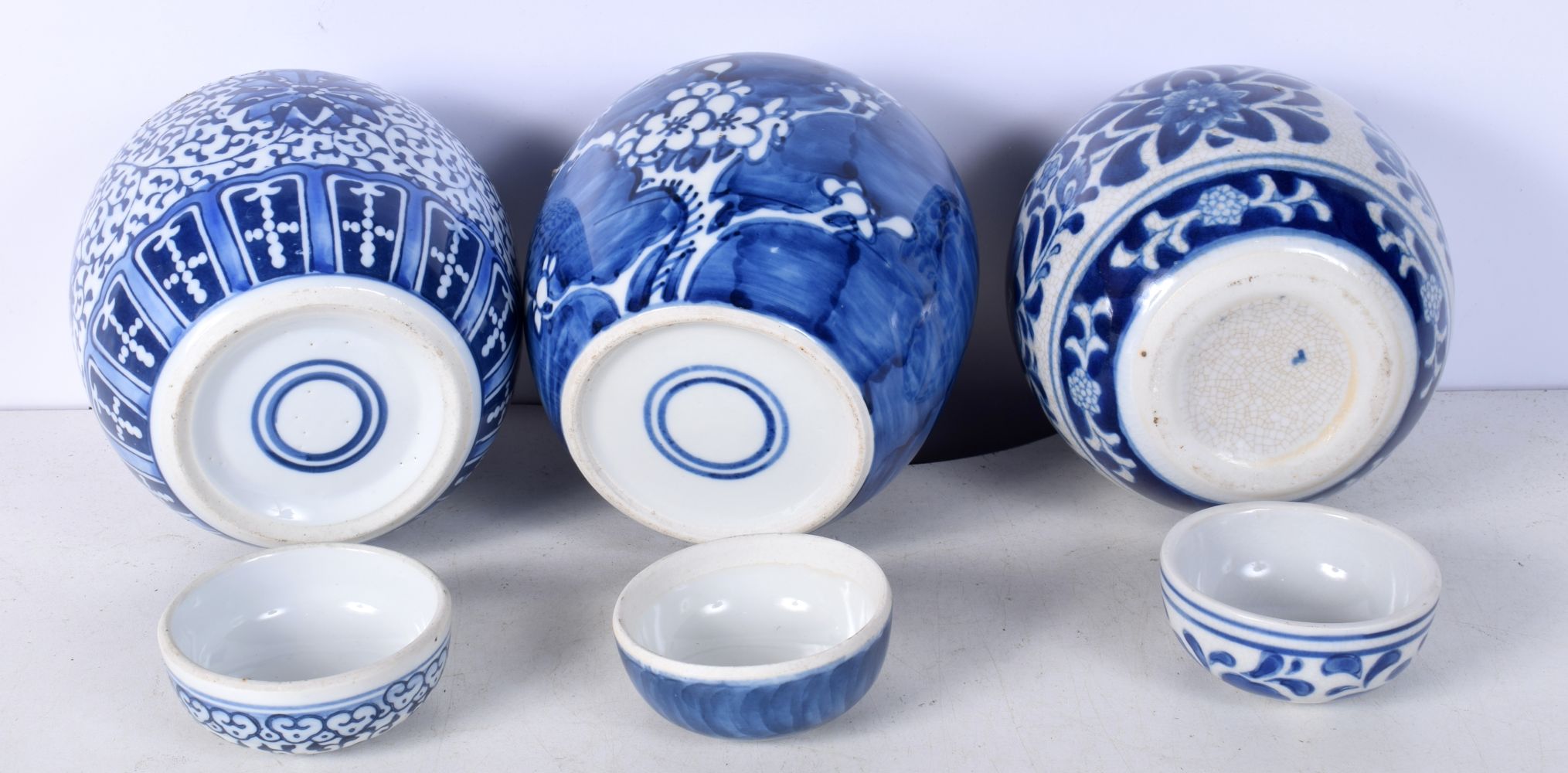 A collection of Chinese blue and white Ginger jars with covers 16 cm (3). - Image 6 of 6