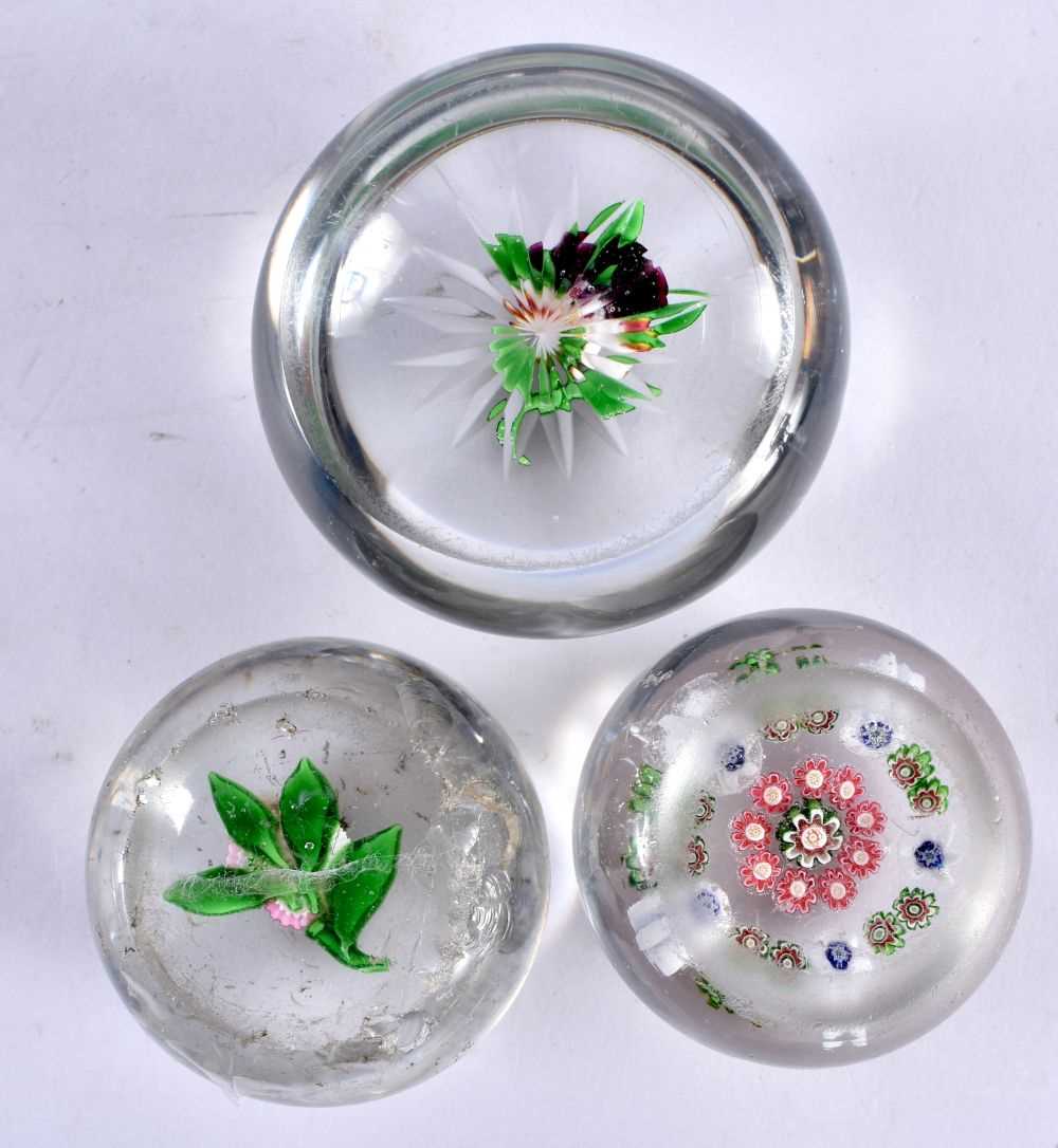 A COLLECTION OF ANTIQUE GLASS PAPERWEIGHTS 4.5 X 6 cm (3). - Image 3 of 3