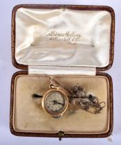 A SMALL ANTIQUE 15CT GOLD MOUNTED COMPASS. Compass 1.25cm wide.