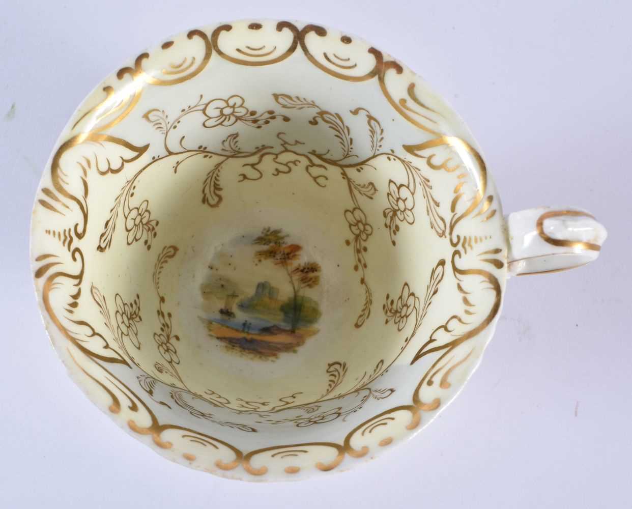 AN EARLY 19TH CENTURY CHAMBERLAINS WORCESTER CUP AND SAUCER together with a similar Chamberlains - Image 5 of 12