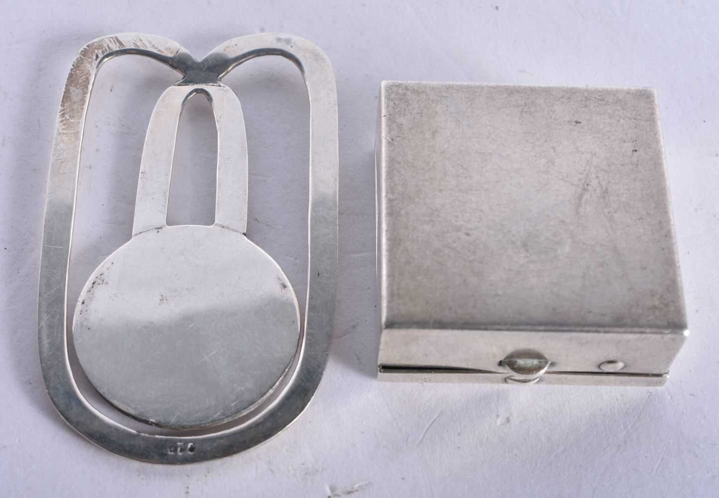 A Silver Money Clip together with a White Metal Pill Box. Clip stamped 925, Clip 5.5 cm x 3.3 cm, - Image 2 of 3