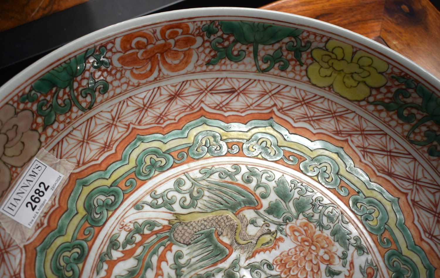 A LARGE 19TH CENTURY CHINESE FAMILLE VERTE PORCELAIN CIRCULAR DISH bearing Kangxi marks to base, - Image 7 of 15