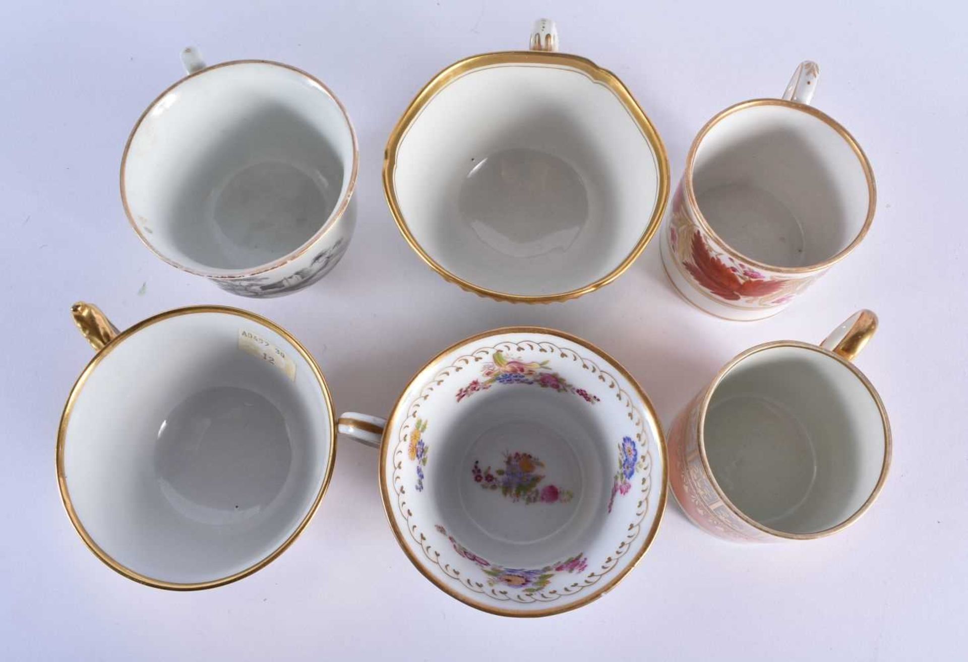 TWELVE LATE 18TH/19TH CENTURY ENGLISH PORCELAIN CUPS including Chmaberlains & Graingers Worcester. - Image 8 of 9