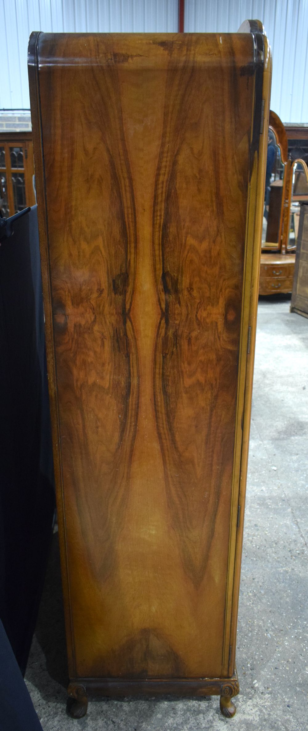 An impressive antique Walnut Burr wardrobe 198 x 120 x 51 cm. - Image 3 of 12