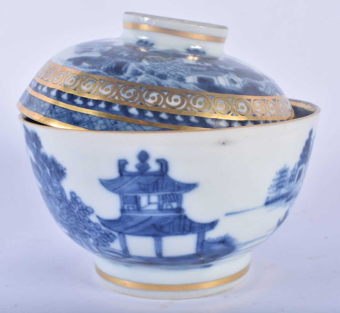 AN 18TH CENTURY CHINESE EXPORT BLUE AND WHITE BOWL AND COVER Qianlong. 10.25cm diameter. - Image 2 of 5