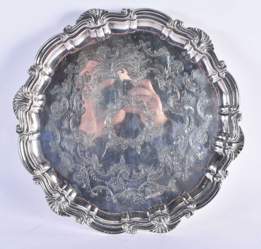 A LARGE EDWARDIAN SILVER ENGRAVED SALVER. 918 grams. Sheffield 1908. 31 cm wide. - Image 3 of 4