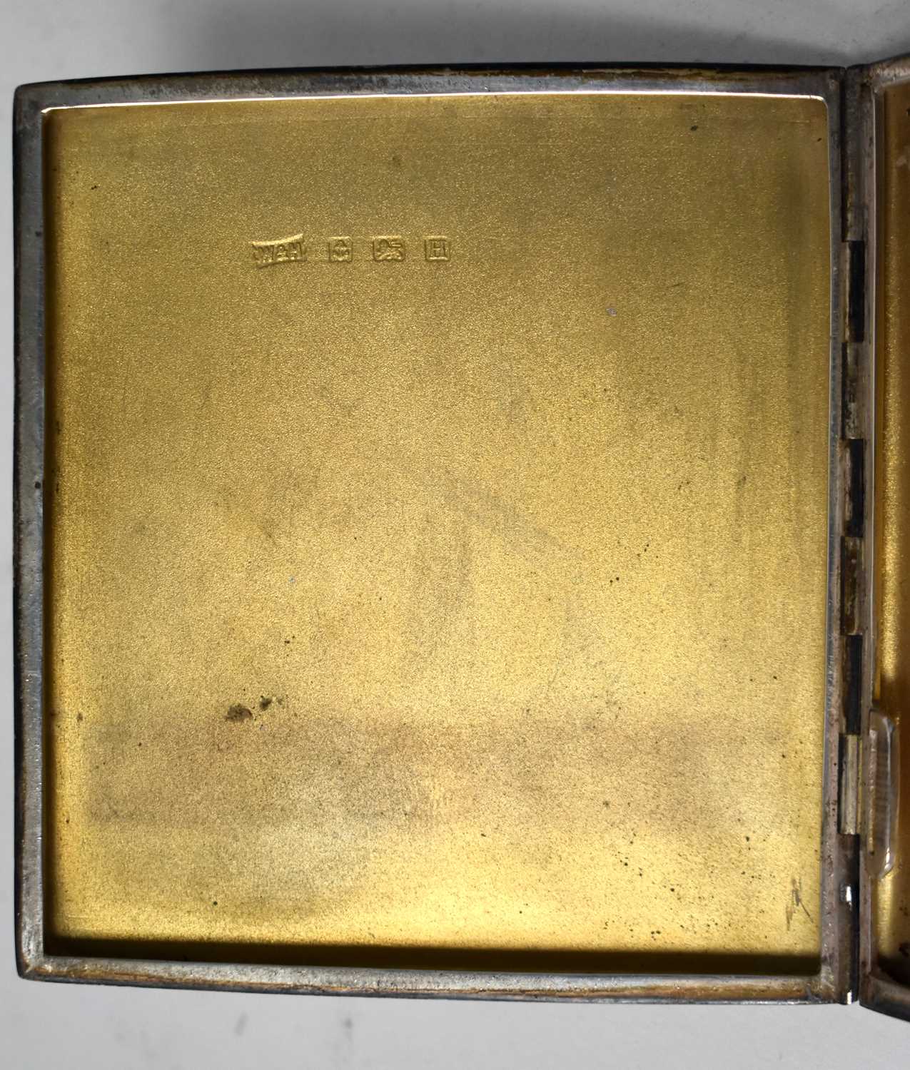 AN ANTIQUE SILVER VESTA CASE together with a silver cigarette case. Birmingham 1882 & 1932. 170 - Image 18 of 21