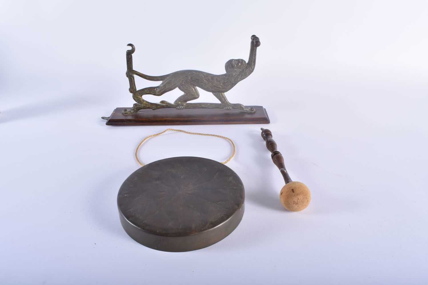 A RARE LATE VICTORIAN/EDWARDIAN BRONZE AND OAK MONKEY DINNER GONG. 55 cm x 15 cm. - Image 2 of 3