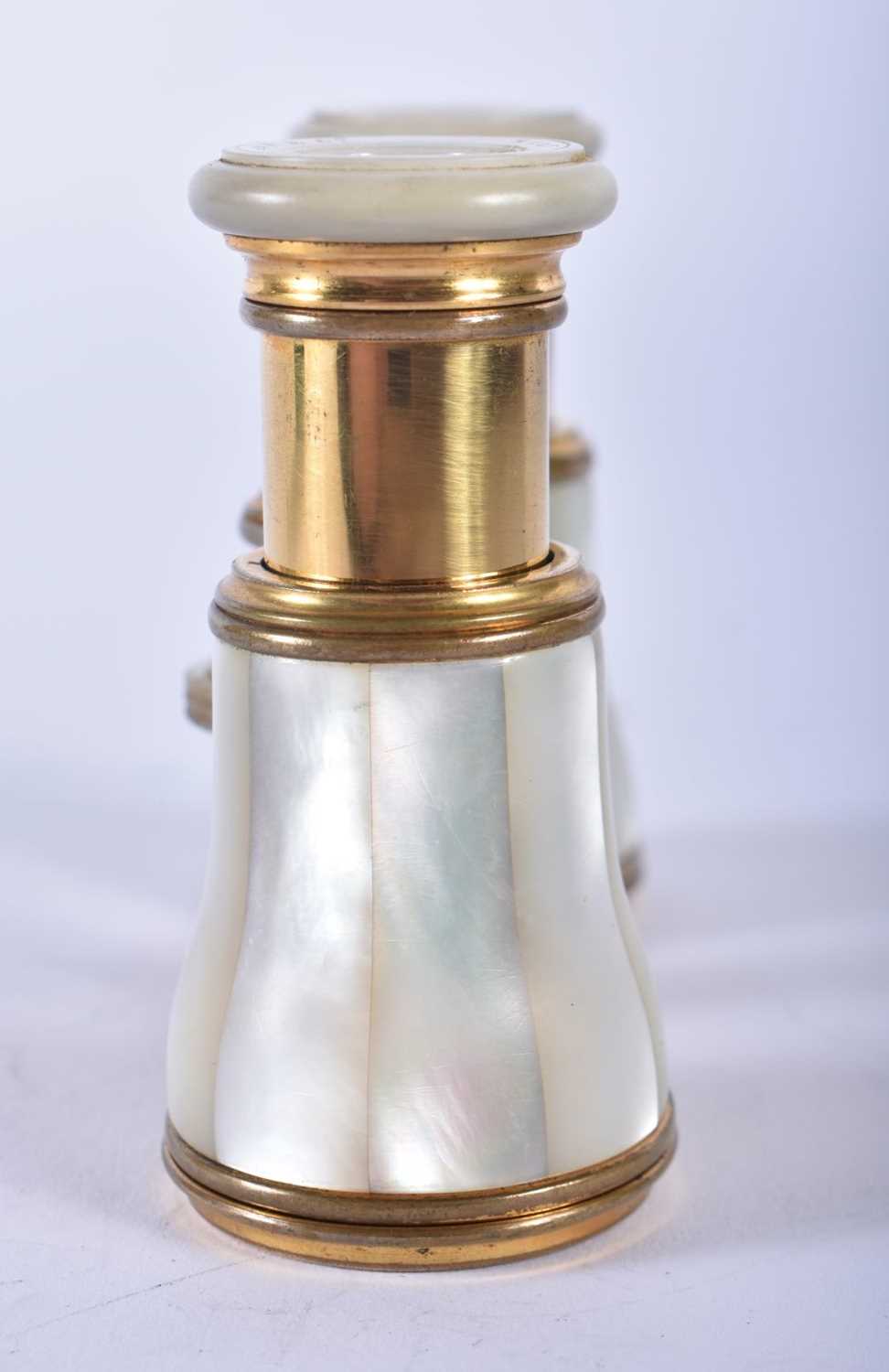 A PAIR OF MOTHER OF PEARL OPERA GLASSES. 9 cm x 9 cm extended. - Image 2 of 5