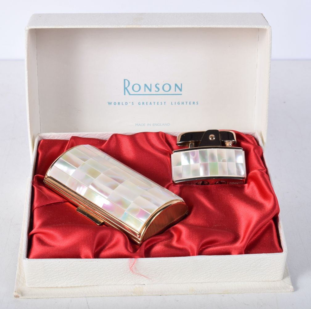 A boxed Ronson mother of Pearl decorated lighter set 4 x 14.4 x 12 cm.