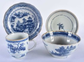 AN EARLY 18TH CENTURY CHINESE BLUE AND WHITE PORCELAIN MUG Qianlong, together with two similar