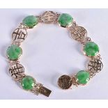 AN 18CT GOLD CHINESE REPUBLICAN PERIOD JADEITE BRACELET. 15.4 grams. 19 cm long.