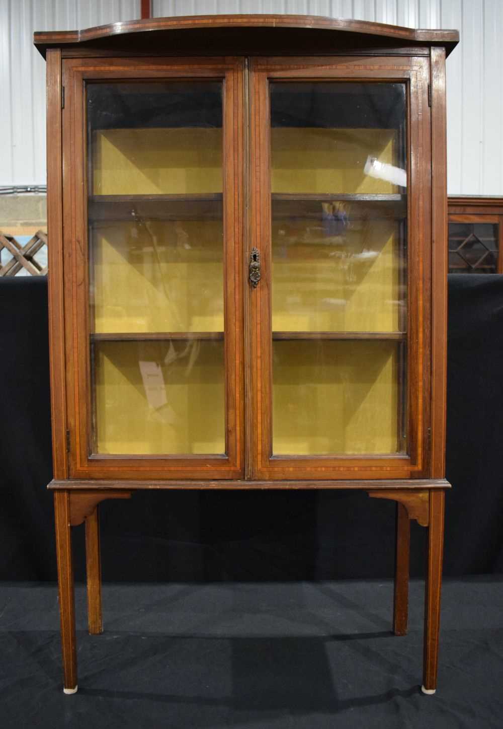 An Edwardian glass fronted inlaid display cabinet 120 x 76 x 34 cm - Image 2 of 10