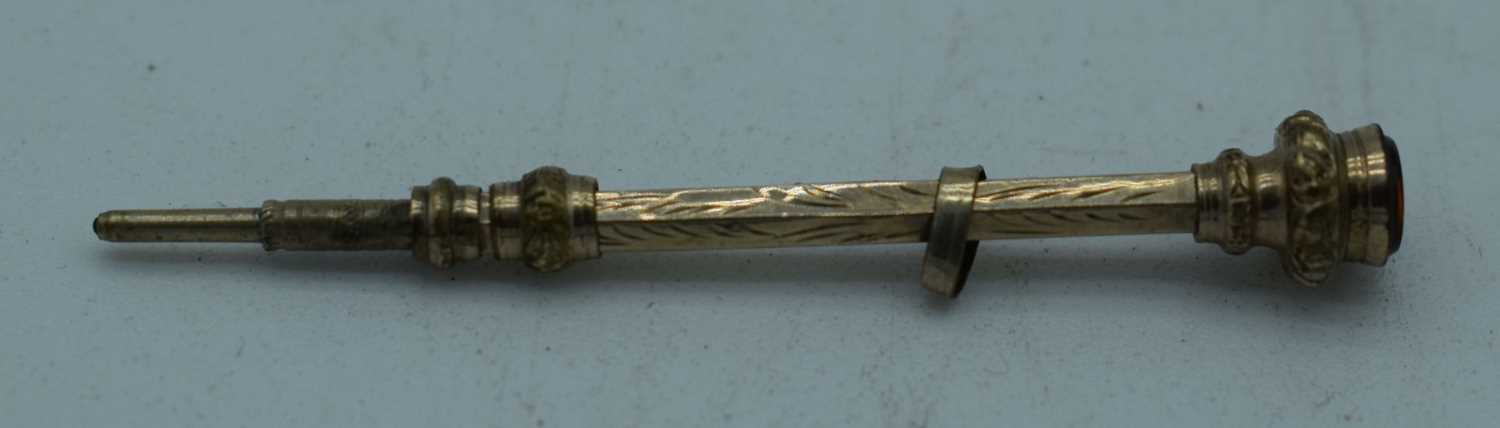 AN ANTIQUE YELLOW METAL PROPELLING PENCIL. 2.2 grams. 4.25cm long.