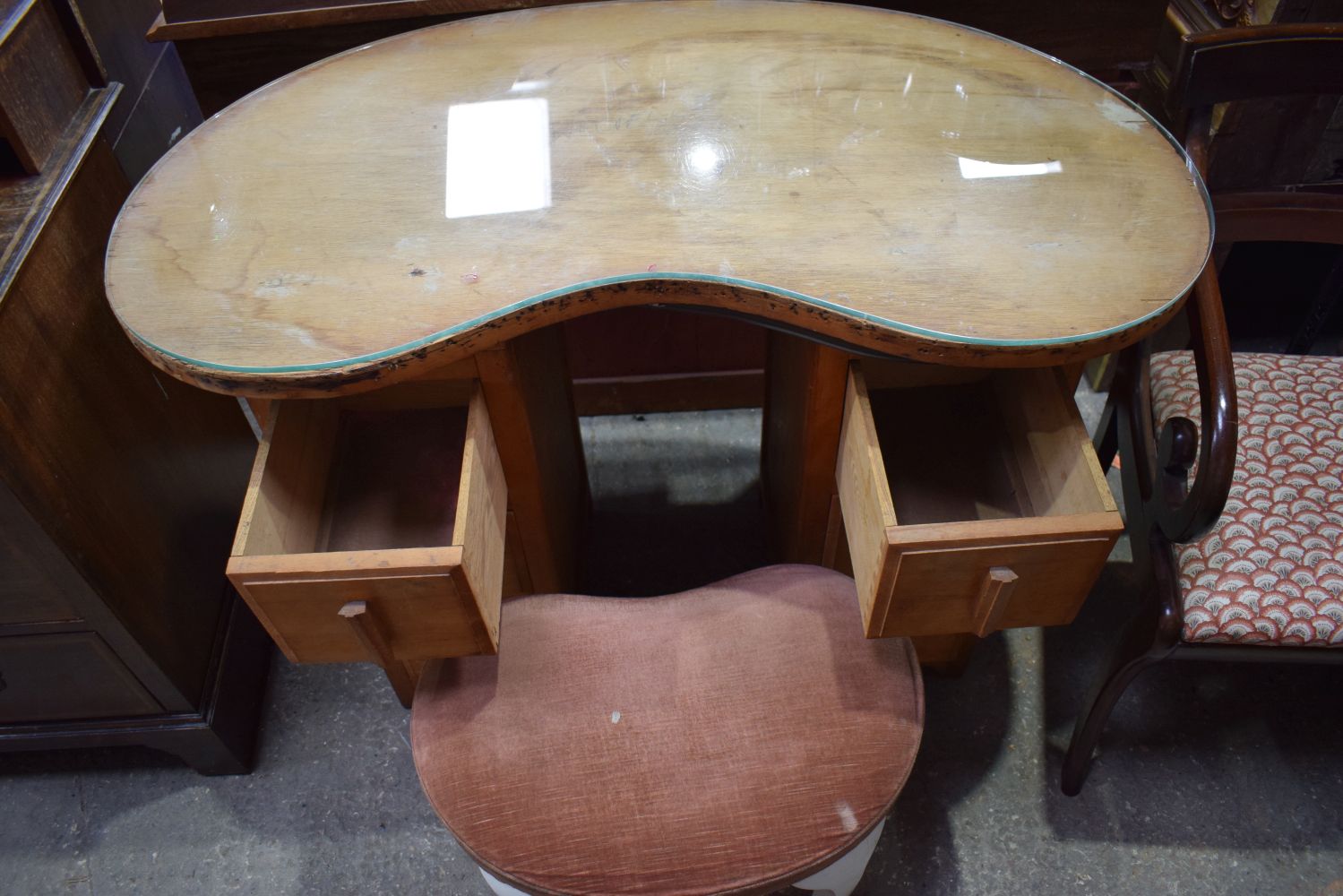 A wooden 6 drawer dressing table with glass top 81 x 105 x 53 cm. - Image 4 of 4