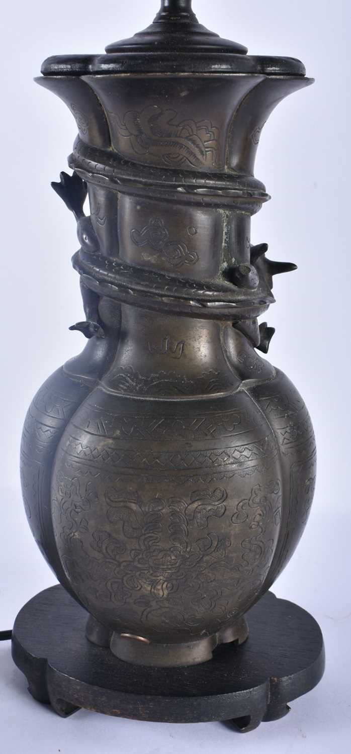 A 19TH CENTURY CHINESE BRONZE COUNTRY HOUSE DRAGON LAMP Qing. 37 cm high. - Image 5 of 7