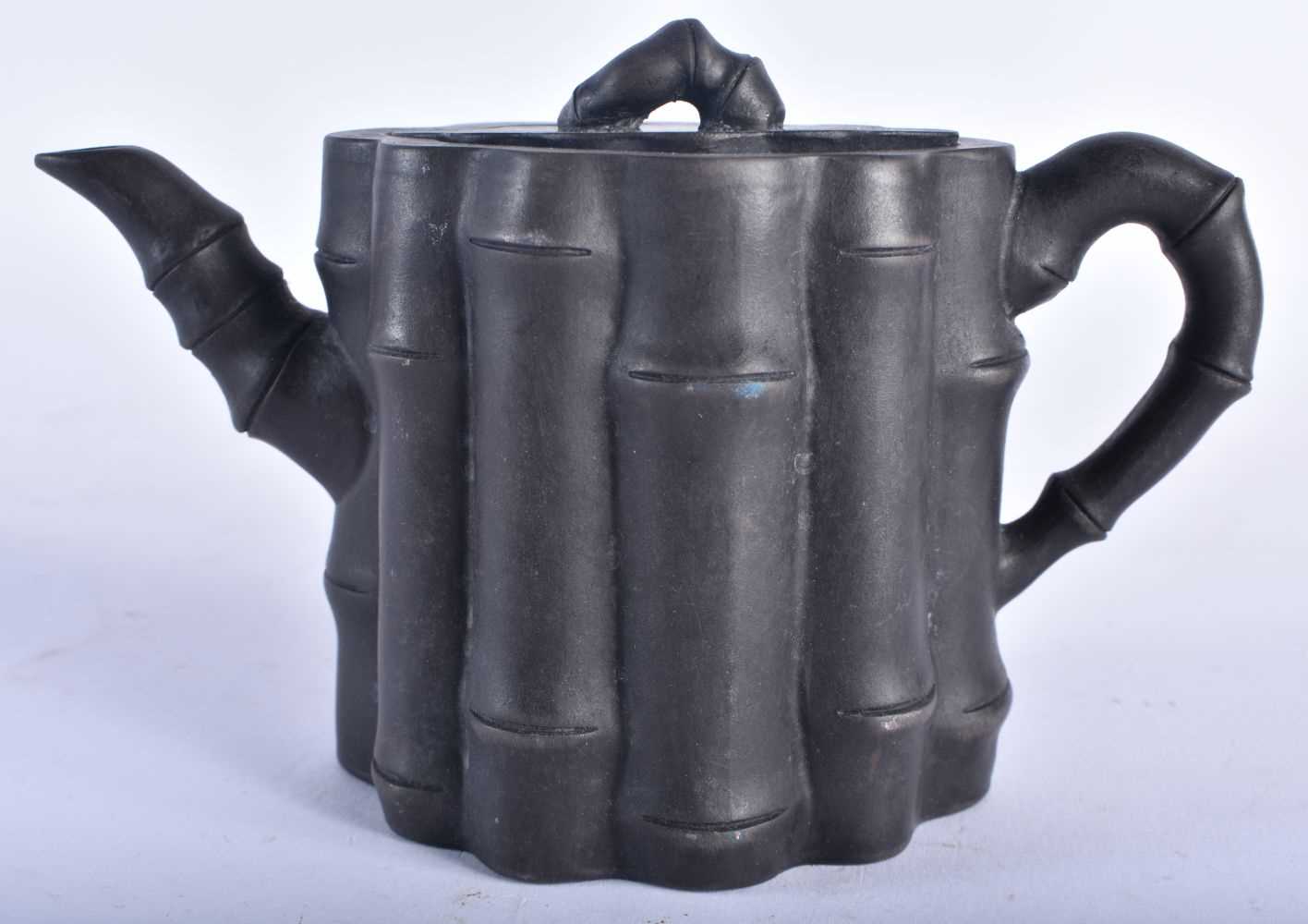 A CHINESE YIXING POTTERY TEAPOT AND COVER 20th Century. 15 cm wide. - Image 3 of 7