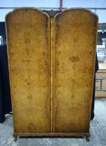 An impressive antique Walnut Burr wardrobe 198 x 120 x 51 cm.