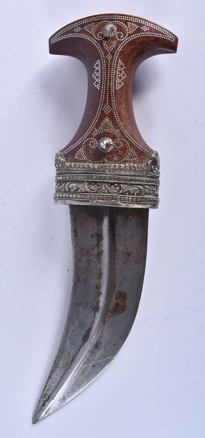 AN ANTIQUE OMANI JAMBIYA DAGGER. 28 cm x 20 cm. - Image 2 of 7