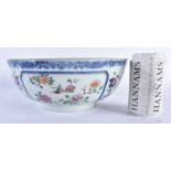 A LARGE 18TH CENTURY CHINESE EXPORT FAMILLE ROSE BLUE AND WHITE BOWL Qianlong. 25cm diameter.