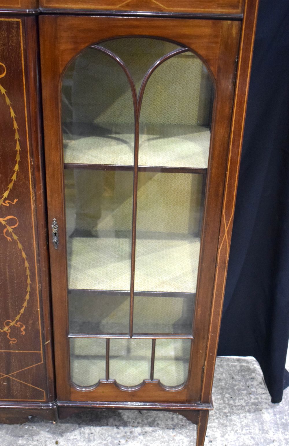 An Edwardian inlaid 2 door glazed display cabinet 151.5 x 121 x 41 cm. - Image 15 of 18