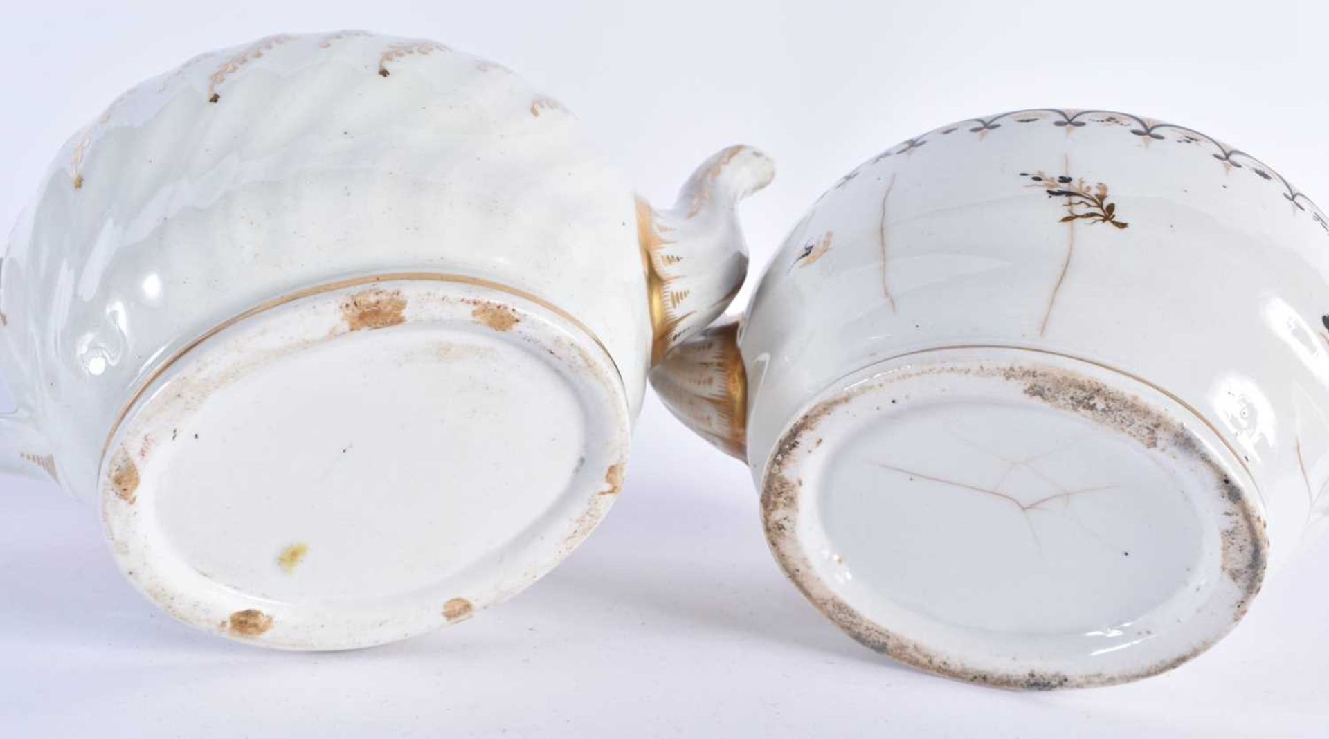 A GROUP OF LATE 18TH/19TH CENTURY CHAMBERLAINS WORCESTER TEAPOTS together with similar porcelain. - Image 8 of 11