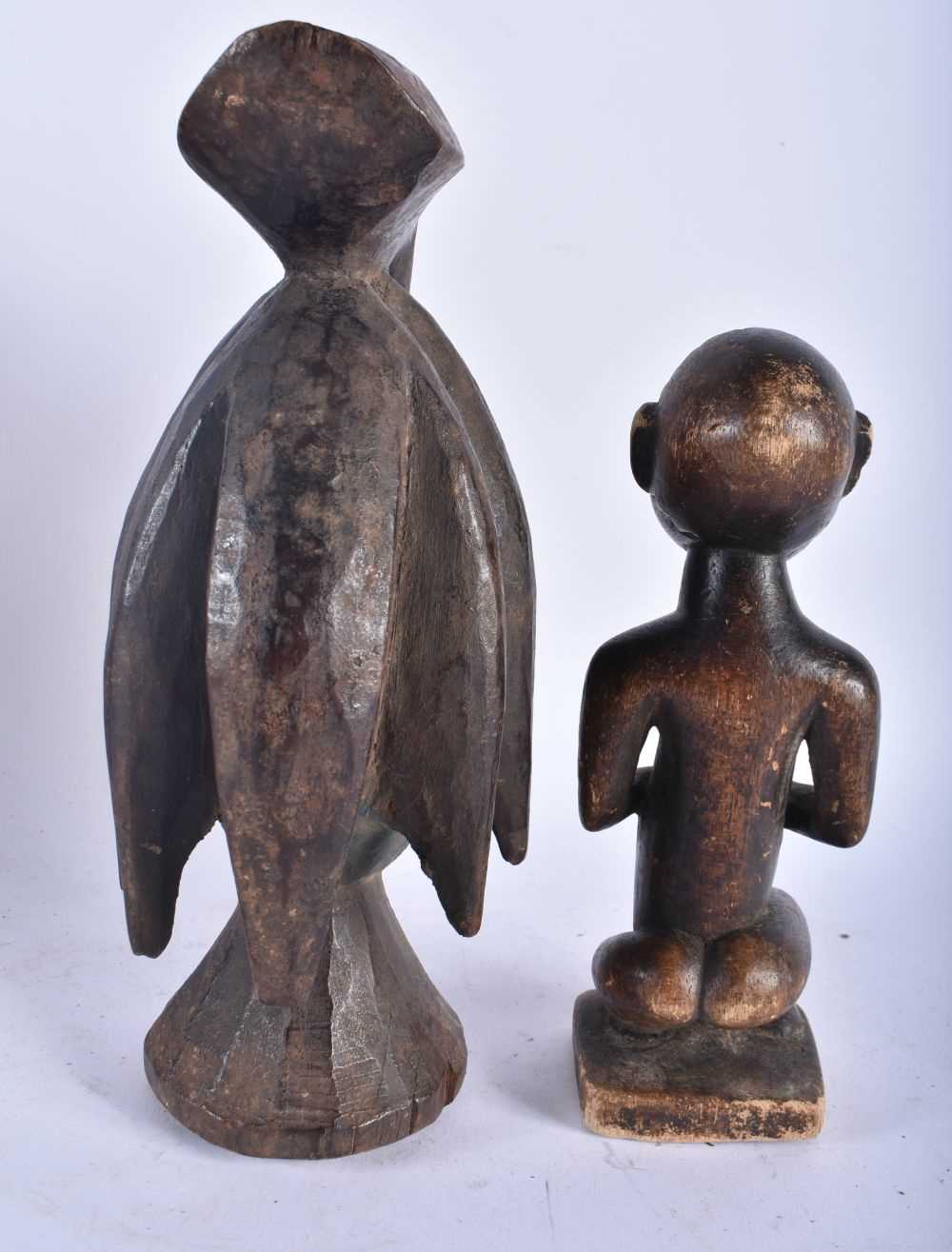 A TRIBAL BIRD HEAD WOOD MASK together with another African figure. Largest 26cm high. (5) - Image 4 of 10