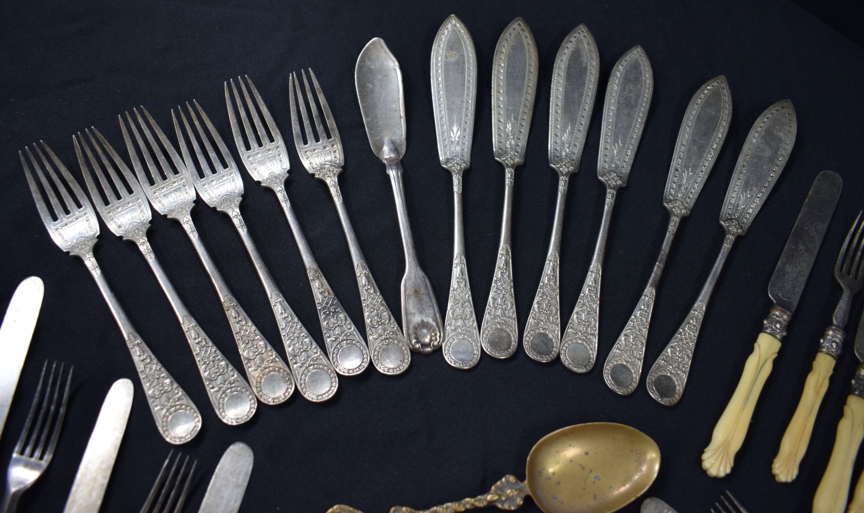 A cased set of Garrard & Co Mother of Pearl handled Fruit knives together with a collection of - Image 11 of 18